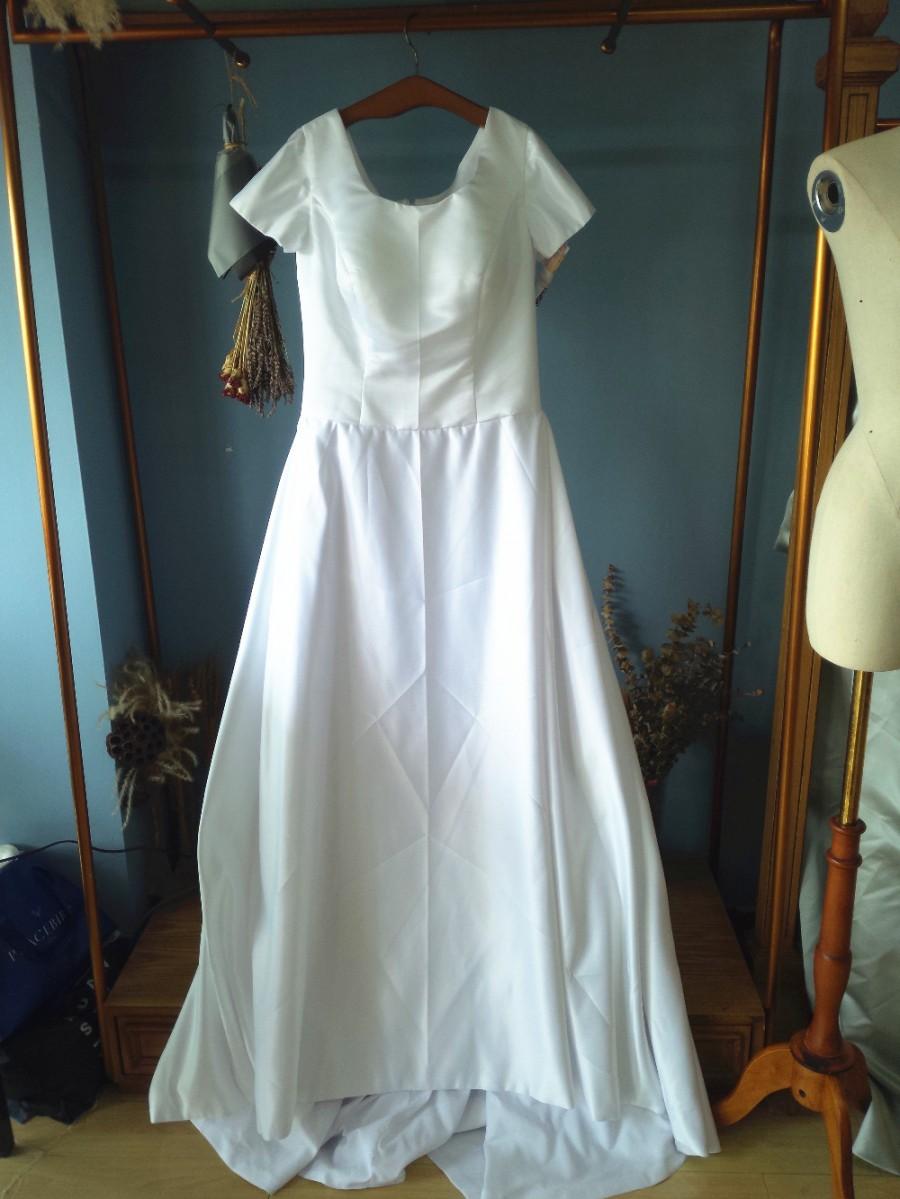 زفاف - Aliexpress.com : Buy Square Neck Cap Sleeves Simple White Satin Plus Size Wedding Dresses with Pockets from Reliable cap mario suppliers on Gama Wedding Dress