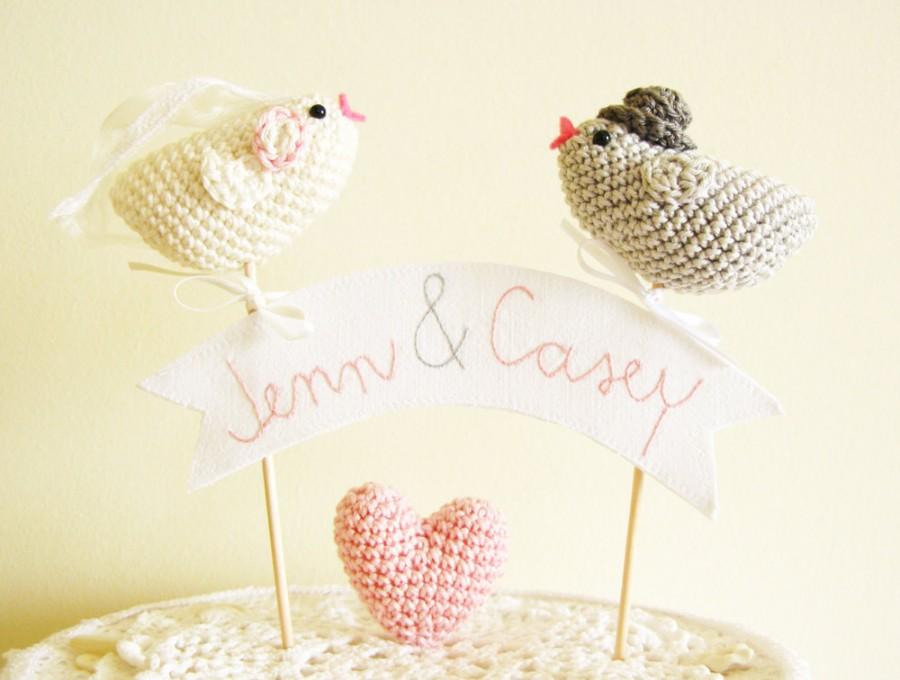 Mariage - Wedding Cake Topper with Crochet Birds and Banner / Romantic Love Birds Cake Topper / Unique Wedding Cake Topper / Personalized Cake Topper