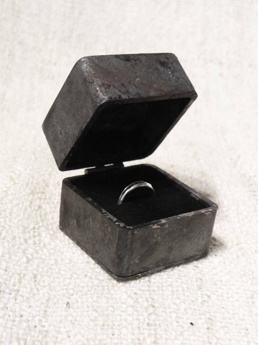 Mariage - Proposal engagement ring box - iron wedding ring box - engagement ring holder - steel anniversary gift - wedding present for him - romantic