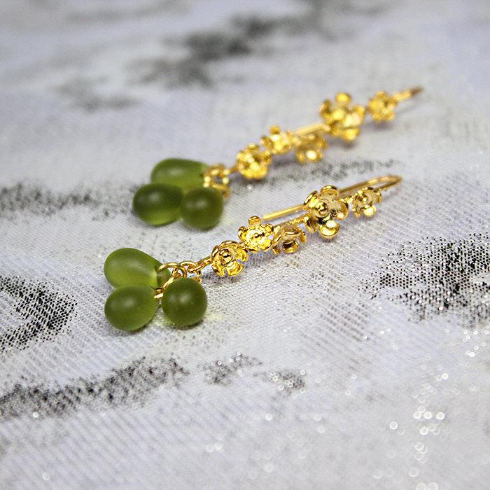 Свадьба - olive green gold flower earrings dangle drop cluster hooks gold green wedding bridal earrings flower girl gifts for her raisin boucles пя190