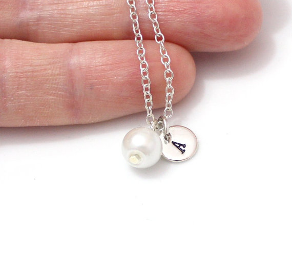 Mariage - Personalized Flower Girl Necklace, Flower Girl Initial Pearl Necklaces, Flower Girl Jewelry, Wedding Jewelry, Pearl Charm Necklace