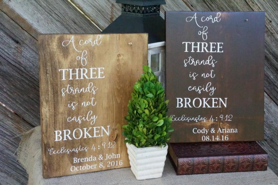 Mariage - A strand of three cords wood sign. Wedding sign. Wedding decor. Strand of three cords wood sign. Wedding gift. Ecclesiastes 4:9-12.