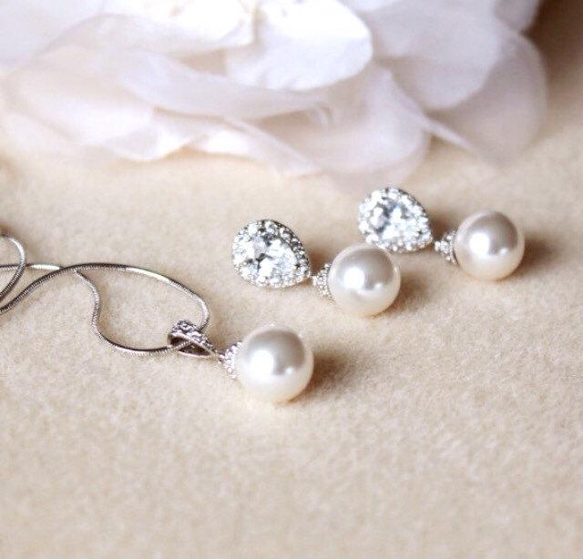 Mariage - Wedding gift set Bridesmaid gift jewelry Set Pearl Bridal Jewelry Set White Ivory Swarovski Crystal Pearl earrings and Necklace Set