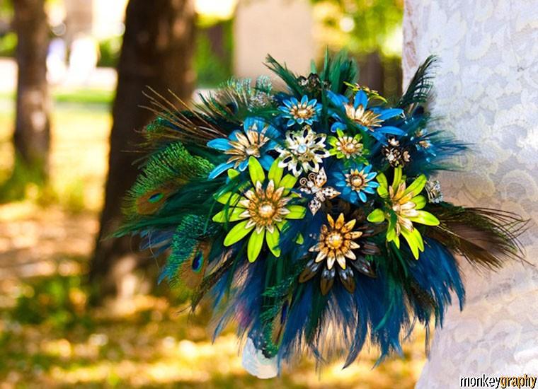 Hochzeit - Bridal brooch bouquet  with feather PEACOCK PRIDE  - wedding keepsake made by hairbowswonderworld