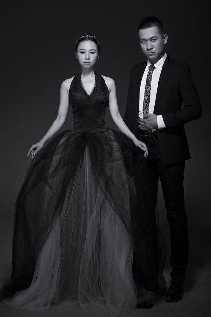 Mariage - 2016 New Amazing Halter V neckline Sexy Fashion Black with train wedding dress Formal Dress