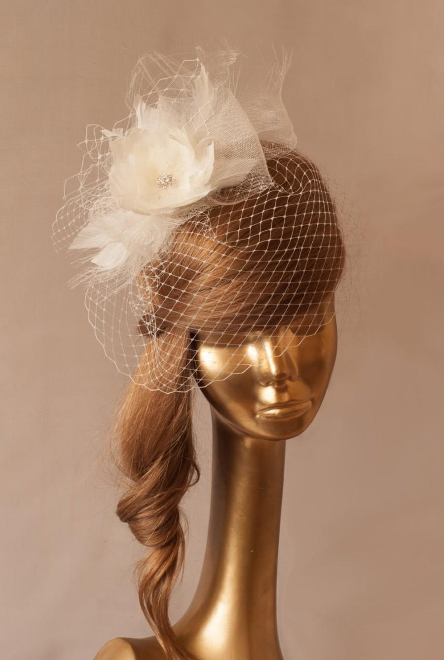 Mariage - Ivory BIRDCAGE VEIL with Feather Flower Bridal Fascinator.