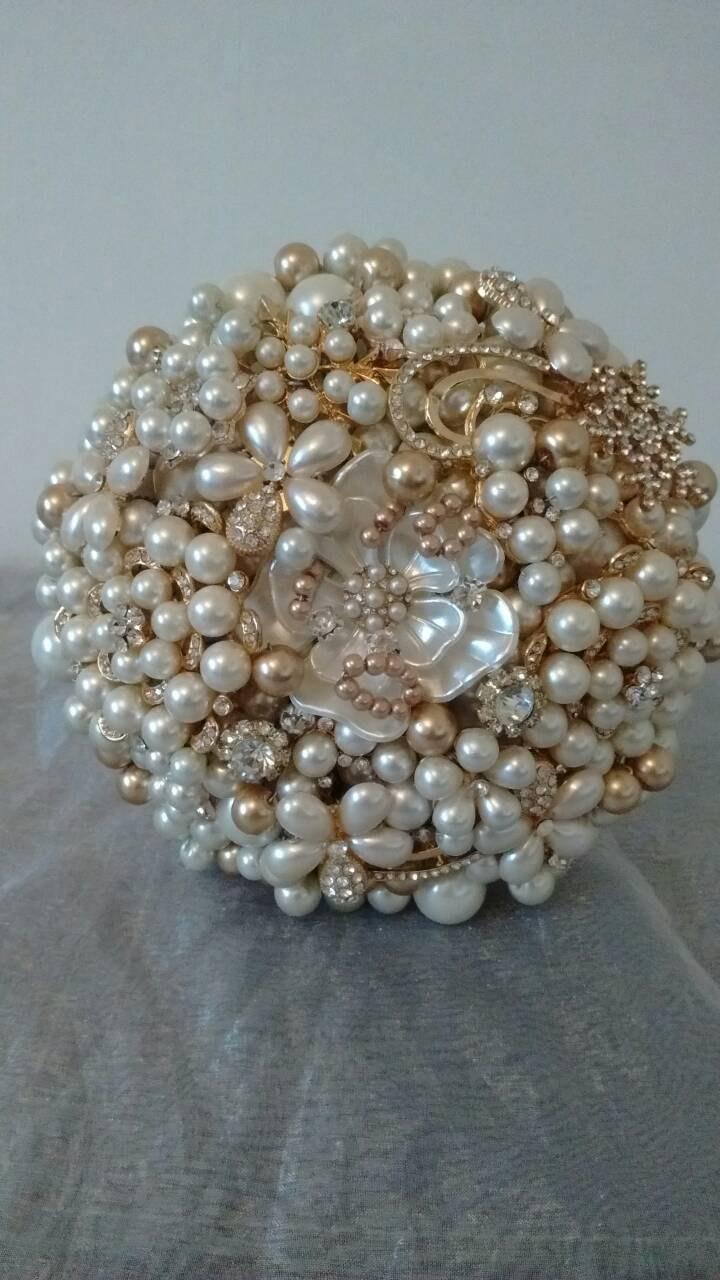 زفاف - Stunning Ivory and Gold Pearl and Brooch Bouquet. Bridal Bouquet.
