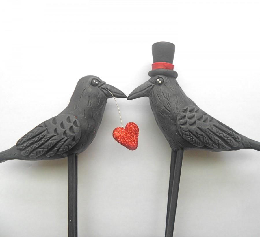 Hochzeit - Black Birds Ravens Crows in Love Wedding Cake Topper with red glitter heart