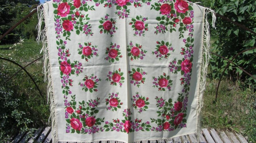 Свадьба - Vintage Wool Floral White Scarf with Fringe, Pink flowers Ukrainian White Shawl, Russian Floral Scarf, Floral White Head Scarf, Wool Shawl