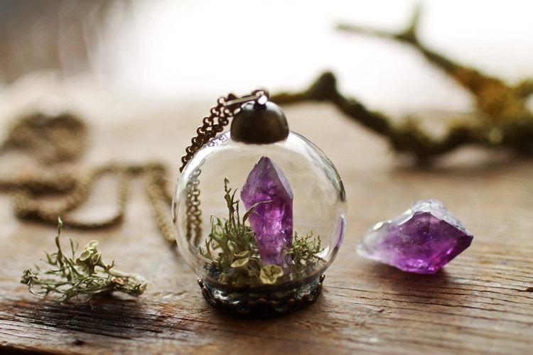 زفاف - Amethyst crystal necklace , crystal terrarium necklace, quartz point, raw Amethyst, purple amethyst, green moss terrarium, gifts for her