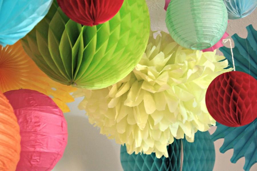 Hochzeit - Tissue paper pom poms - 12 poms - choose your colors