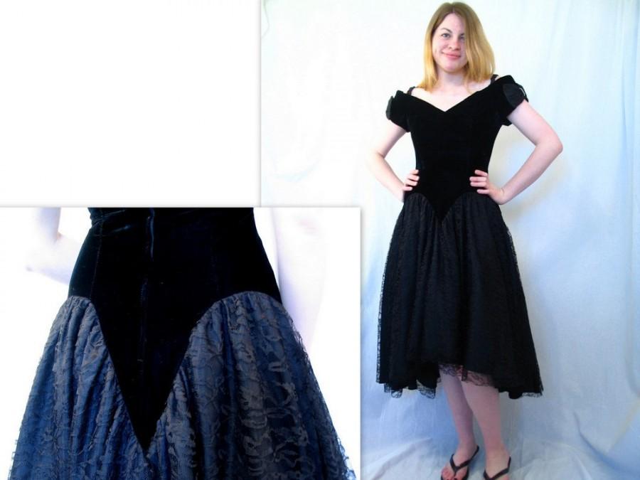زفاف - Vintage Halloween Party Dress - 1980's Black Velvet and Lace High Low Goth Dress, Modern Size 8, Small