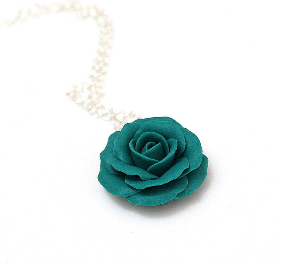 Свадьба - Emerald Green Rose Necklace - Green Pendant, Rose Charm, Love Necklace, Bridesmaid Necklace, Flower Girl Jewelry, Emerald Bridesmaid Jewelry