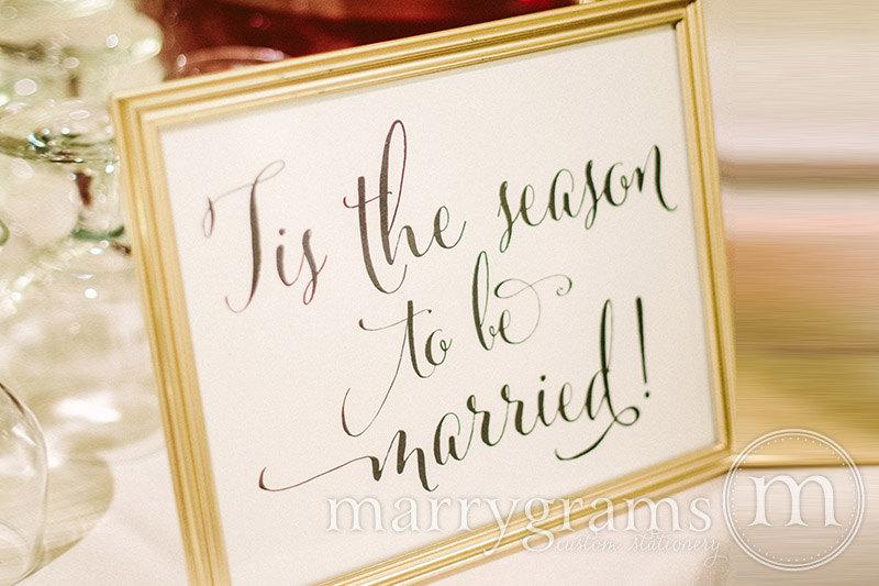 Свадьба - Winter Wedding Reception Sign - Tis the Season to be Married - Wedding Signage - Matching Numbers - Christmas Snowy Cold Weather Sign- SS07
