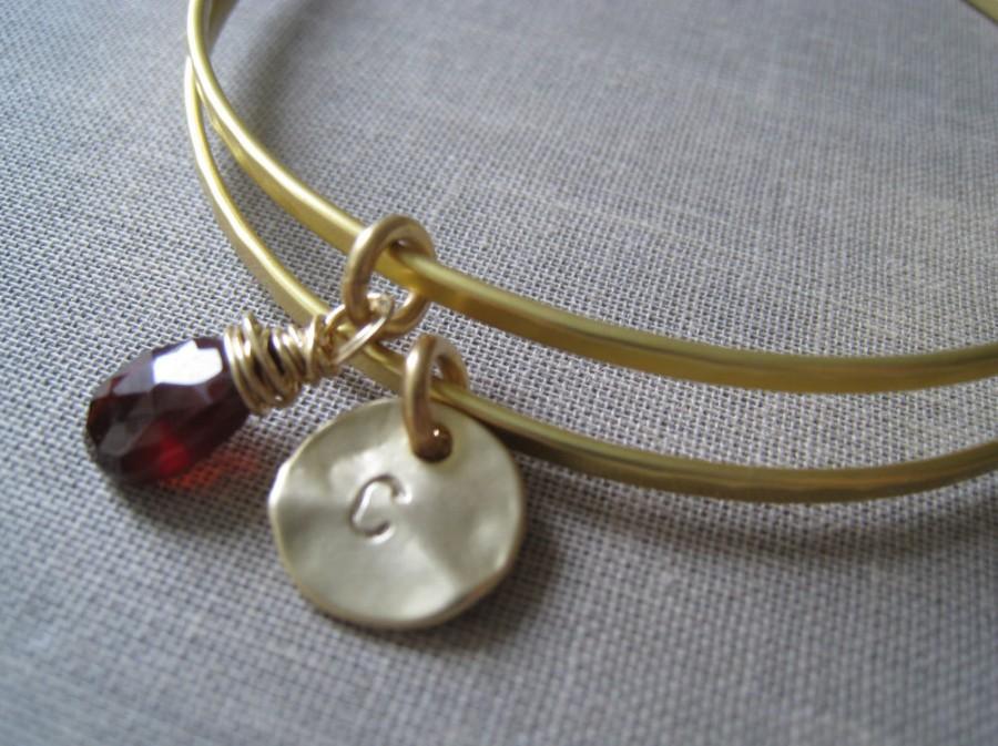 زفاف - Maid of honor gift, Personalized bangles, set of 2 birthstone initial bracelet, hammered metal, personalized Bridesmaid gift, 30+ gemstone