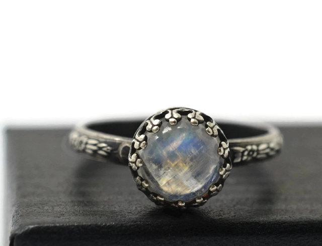 زفاف - Round Rainbow Moonstone Ring, Oxidized Silver Ring, Black Floral Band, Natural Gemstone Jewelry
