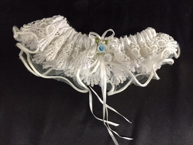 Mariage - Vintage lacy wedding garter with blue flower accent