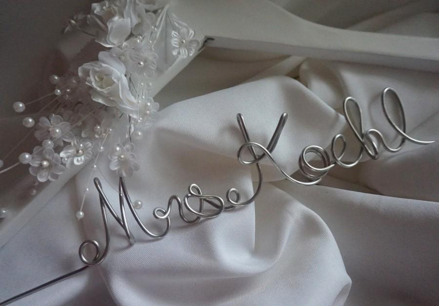 Hochzeit - Gifts To Bride From Maid of Honor, Custom Bridal Hanger