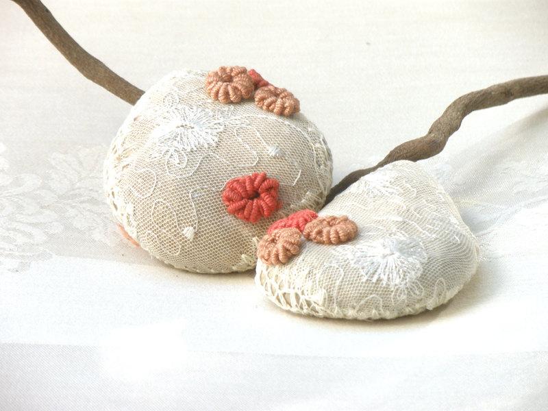 Свадьба - Eco Friendly Home Decor, Cottage Table Decor, Upcycled Stone, Paperweight, Door Stop , Embroidery roses, Crochet  Lace Stone.