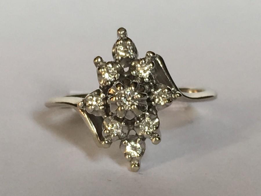 Mariage - Vintage Diamond Cluster Ring in 14K White Gold. 9 Diamonds with 0.15 TCW. Unique Engagement Ring. April Birthstone. 10 Year Anniversary Gift