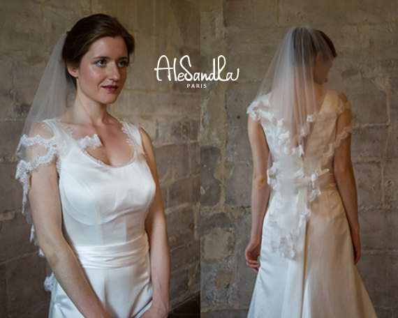 Свадьба - Elbow length veil/ Fingertip lace wedding veil/ Ivory/ pearls comb/ custom made chapel cathedral lace veil/ HANDMADE/ Voile de mariée