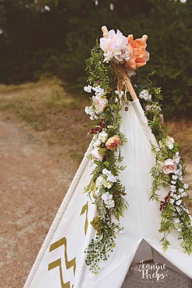 Mariage - Teepee Flower Garland, Wedding Backdrop, Silk Flower Garland, Wedding Garland, Boho Decor, Wedding Greenery, Boho Wedding, Flower Photo Prop