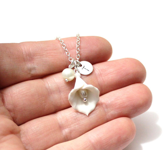 زفاف - White Calla Lilies Necklace,White Pendant, Personalized Initial Disc Necklace, Bridesmaid Necklace,White Bridesmaid Jewelry, Calla Flower