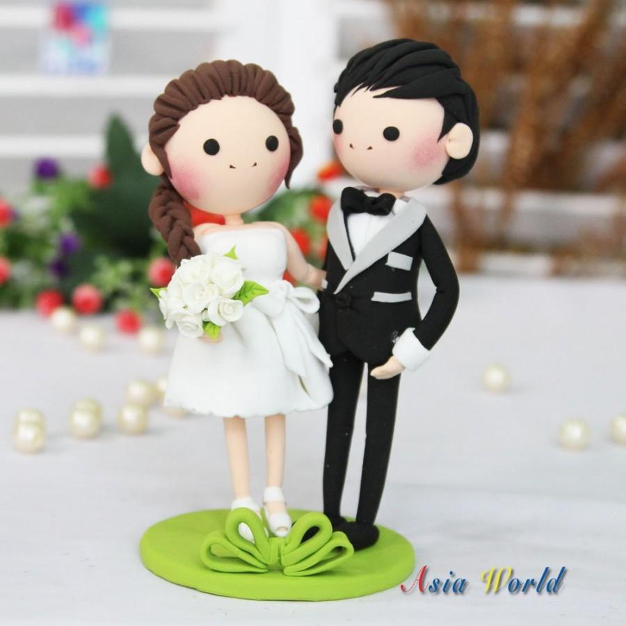 Mariage - Wedding Cake topper green theme, clay couple with short wedding dress bride, clay doll, clay rings holder, clay miniature, clay figurine