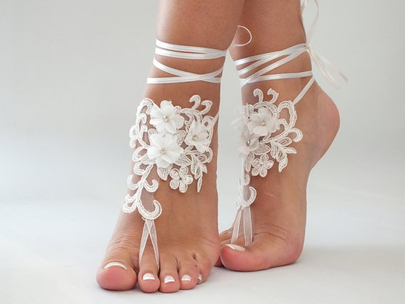 زفاف - Beach wedding barefoot sandals FREE SHIP embroidered sandals, ivory Barefoot , french lace sandals, wedding anklet,