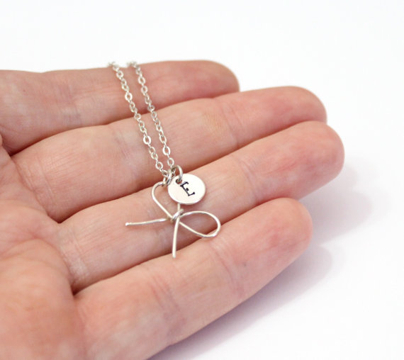 زفاف - Sterling silver Bridesmaid Bow knot necklaces, with personalized initial charm, handmade bridal jewelry, bridesmaid gift, Girlfriend gift