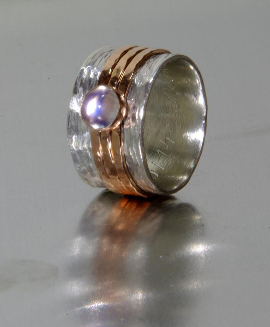 زفاف - Rustic Band Style Spinner with Personalization and Rainbow Moonstone - Unique wedding ring for woman - Engraved ring- Alternative Engagement