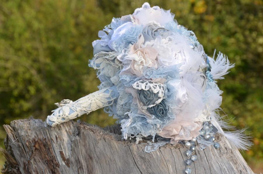 Mariage - Blue Button and Brooch Bouquet. Cinderella Wedding. Fabric Flowers. Feather Bouquet. Shabby Chic Wedding. Rustic Bouquet. Cinderella Bouquet
