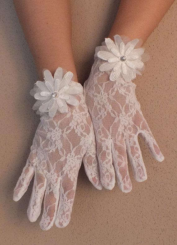 Свадьба - Free ship, Ivory lace Wedding gloves, 3D flowers bridal gloves, lace gloves, ivory lace gloves
