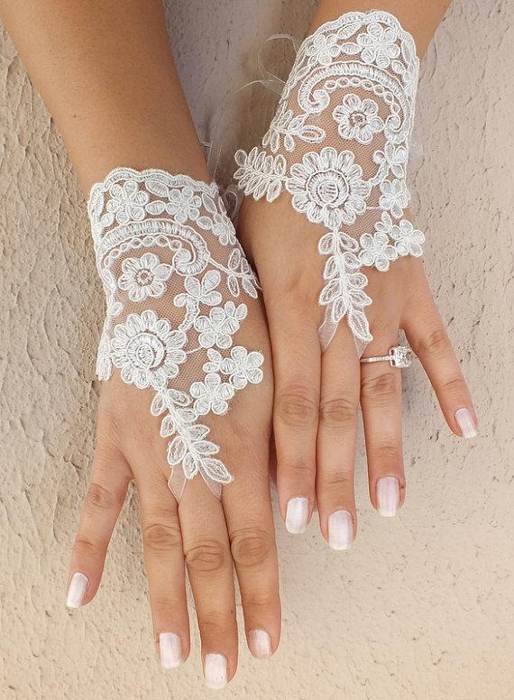 زفاف - Free ship, Bridal Gloves, Wedding Gloves, Ivory Lace gloves, Fingerless Gloves, wedding, cuffs, wedding cuffs, bride, bridal gloves,