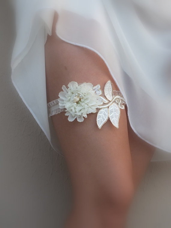 Свадьба - free ship ivory gold lace garter , 3D floral garter bridal garter, floral garter, garter, floral garter, toss garter, wedding garter