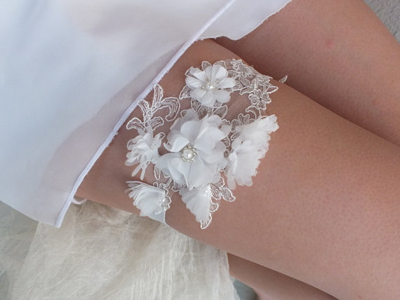 Hochzeit - free ship ivory lace garter , bridal garter, floral garter, garter, floral garter, toss garter, wedding garter