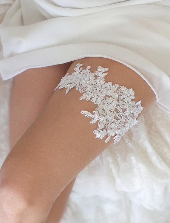 Mariage - free ship white lace garter , bridal garter, floral garter, garter, white lace garter, toss garter, wedding garter