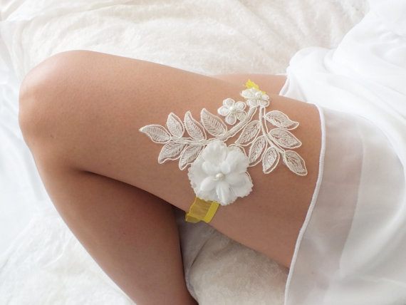 Hochzeit - free ship ivory yellow lace garter , bridal garter, floral garter, garter, floral garter, toss garter, wedding garter