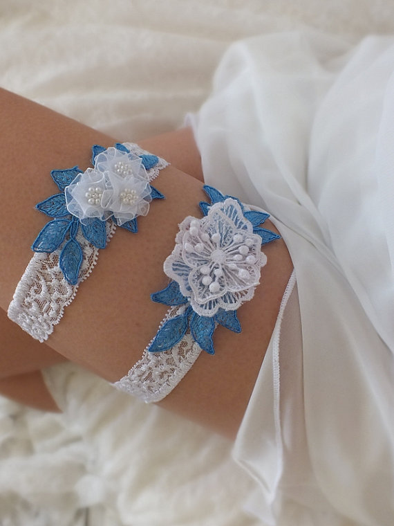 Свадьба - free ship blue whitee lace garter set, bridal garter, floral garter, garter, white lace garter, toss garter, wedding garter