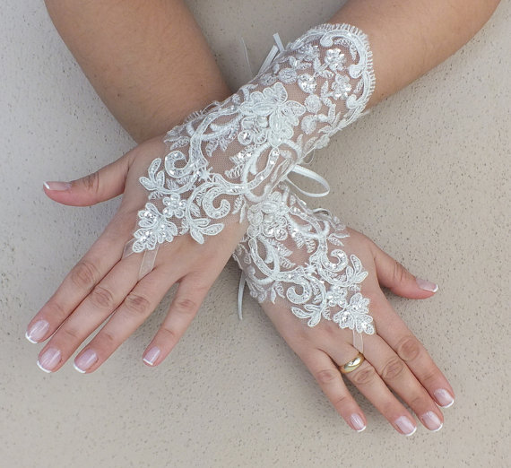 زفاف - Free ship, Ivory lace Wedding gloves, pearl beads embroidered bridal gloves, fingerless lace gloves,handmade