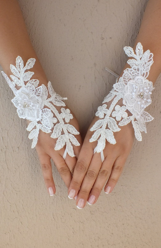 Mariage - Free ship, Ivory lace Wedding gloves, floral lace bridal gloves, fingerless lace gloves,handmade