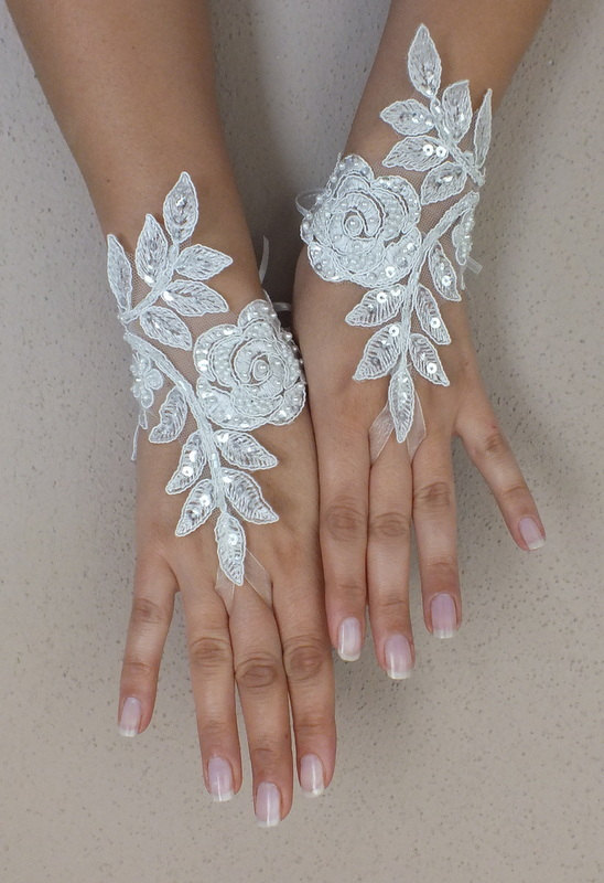 زفاف - Free ship, Ivory lace Wedding gloves, floral lace bridal gloves, fingerless lace gloves,handmade