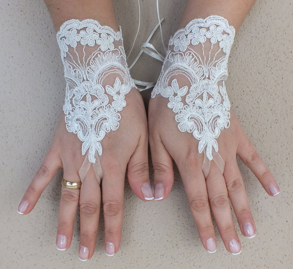 زفاف - Free ship, Ivory lace Wedding gloves, silver beads embroidered bridal gloves, fingerless lace gloves,handmade