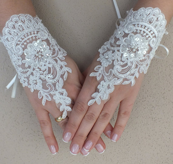 زفاف - Free ship, Ivory lace Wedding gloves, beads embroidered bridal gloves, fingerless lace gloves,handmade