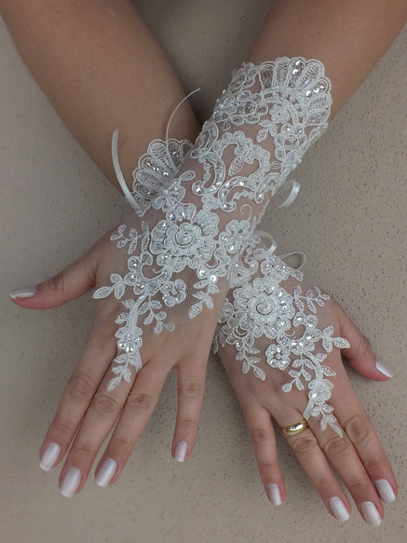 زفاف - Free ship, Ivory lace Wedding gloves, silver beads embroidered bridal gloves, fingerless lace gloves,handmade