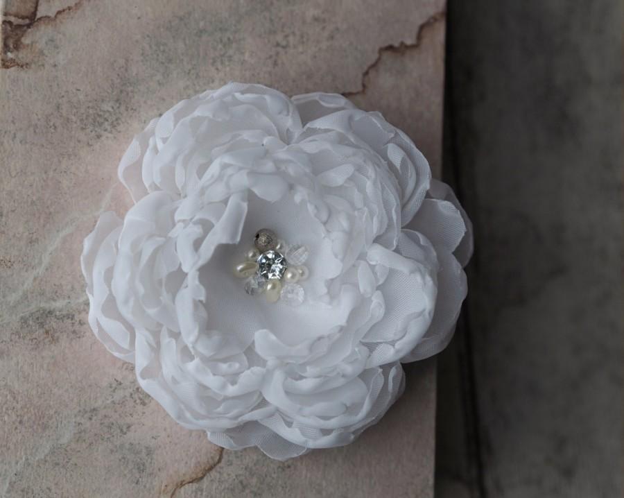 Hochzeit - Bridal Flower Headpiece, Rhinestone Hair Clip, Rhinestone Wedding Hair Flower, White Bridal Fascinator, White Flower Brooch