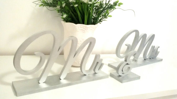 Свадьба - Mr & Mrs silver sign. Wedding table decor.FREESTANDING SET