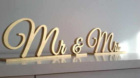 Hochzeit - Mr & Mrs gold sign. Wedding table decor.