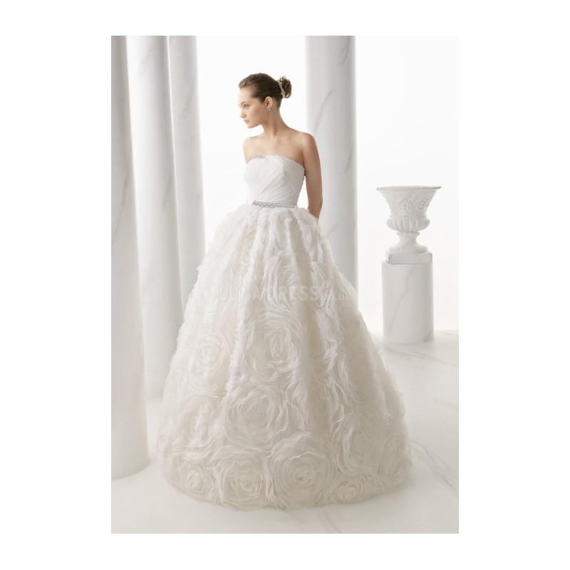 Hochzeit - Gorgeous Strapless Ball Gown Organza Floor Length Sleeveless Wedding Gown - Compelling Wedding Dresses