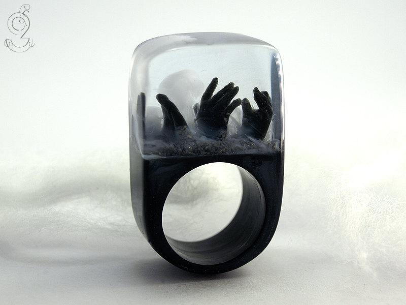 Свадьба - Zombie – creepy undead ring with three black hands and fog on a black ring made of resin